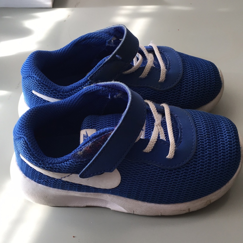 Nike toddler shoes 9C